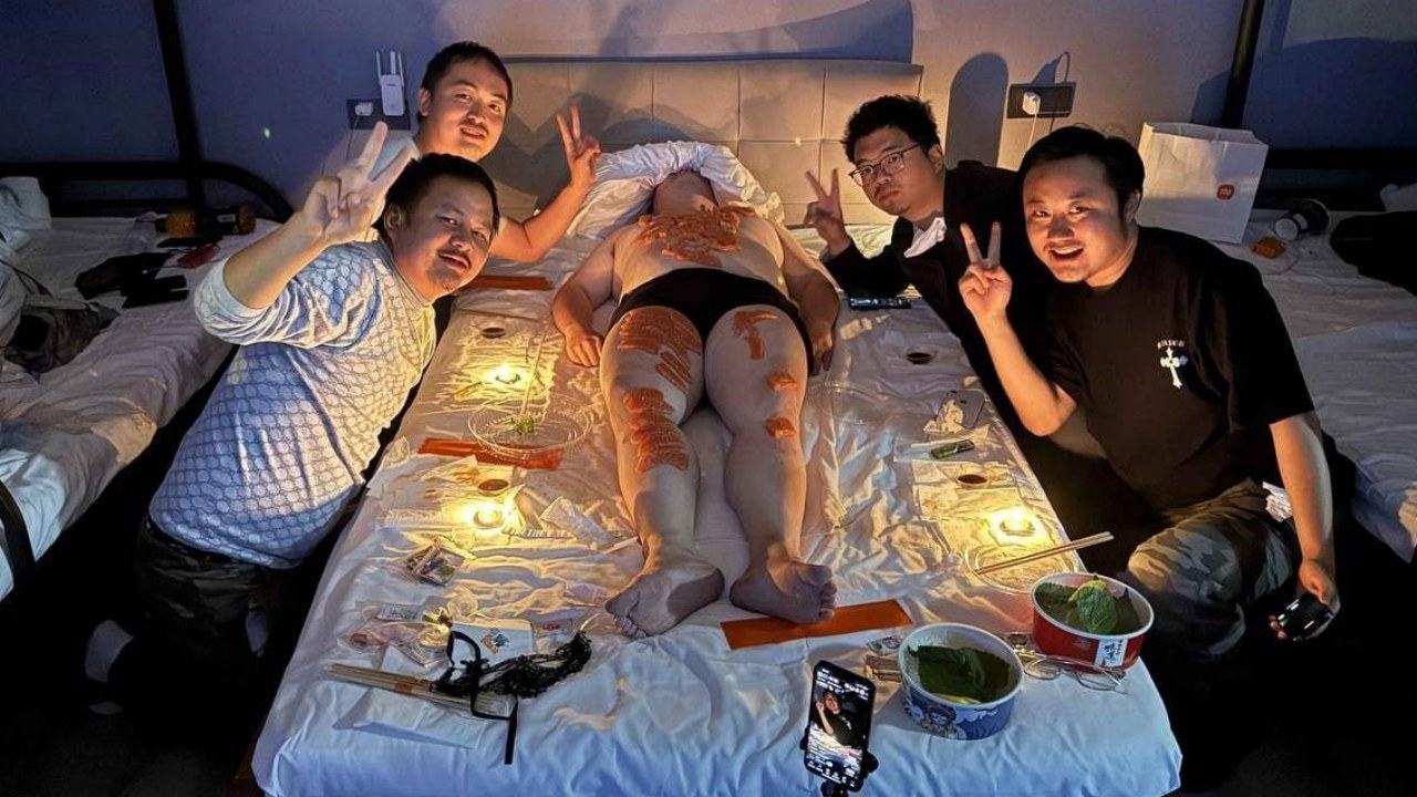 重口慎入！男同淫乱派对之三文鱼刺身人体盛宴 淫乱程度令人震惊！