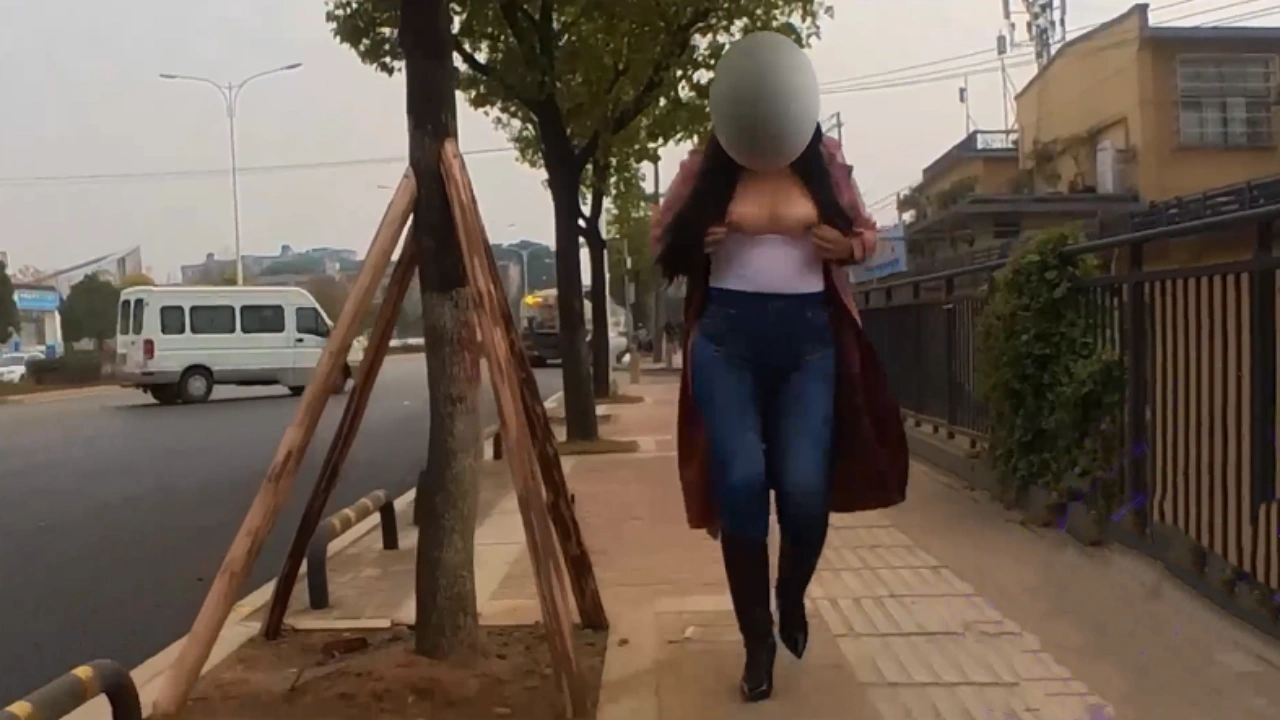 性感小猫咪 户外露出自慰 从站台上车到下车 一边走路一边露出自摸