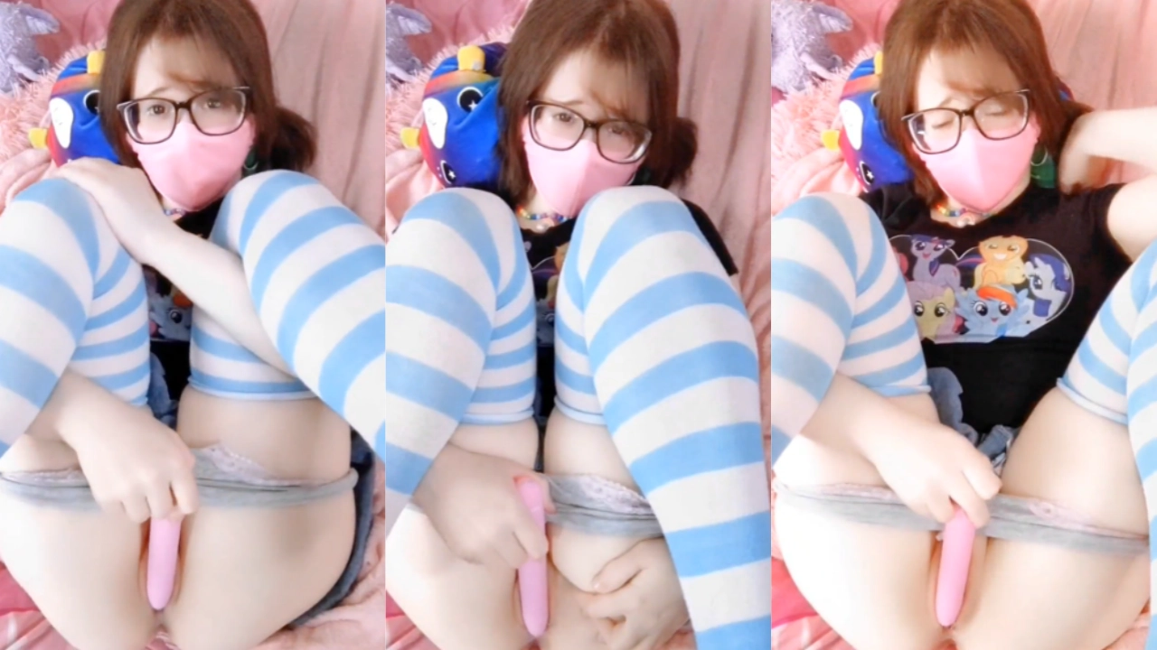 蓝白条纹丝袜萝莉 粉红色阳具摩擦挑逗阴蒂阴唇