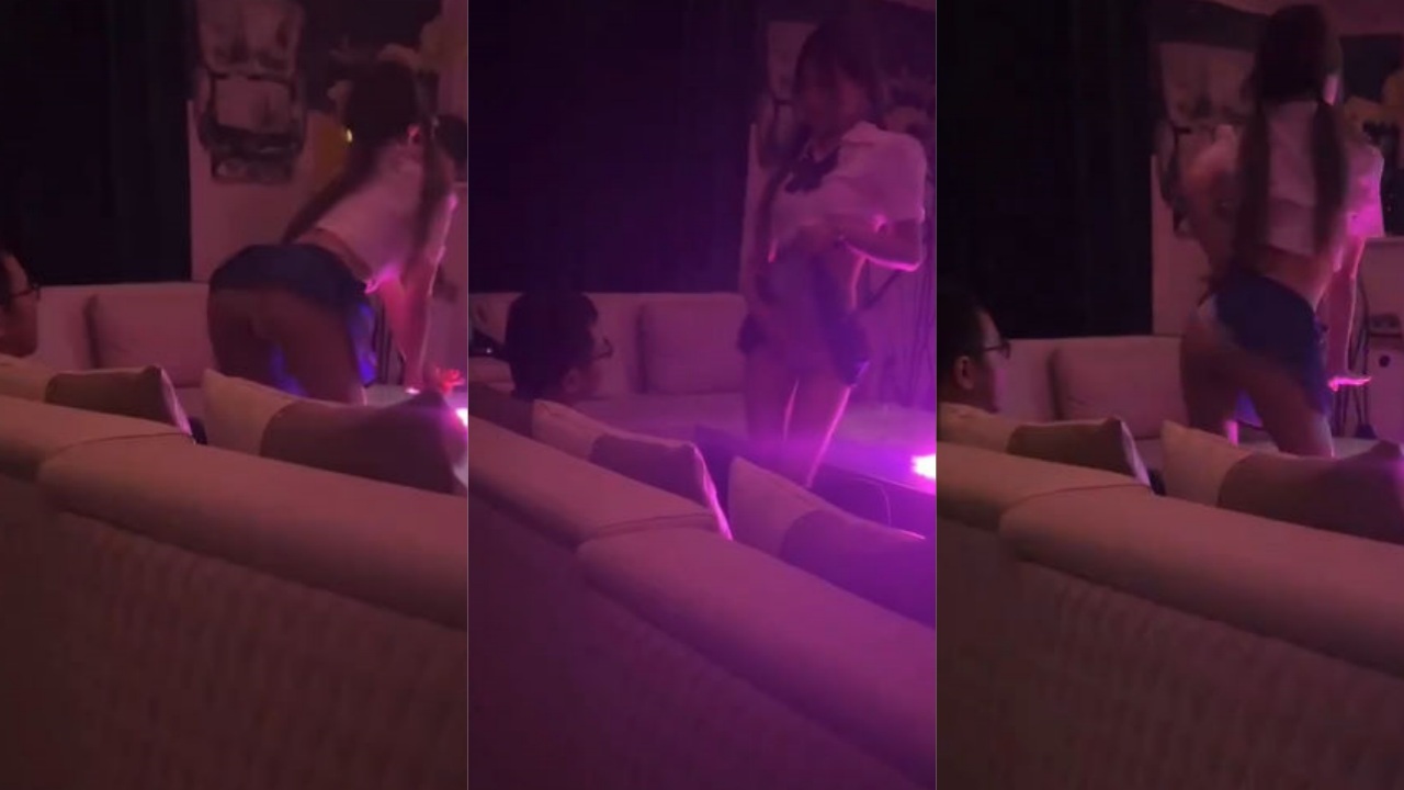 偷拍爆火的私人影院恋爱服务 极品jk小姐姐跟着音乐跳脱衣骚舞 谁还有心思看电影