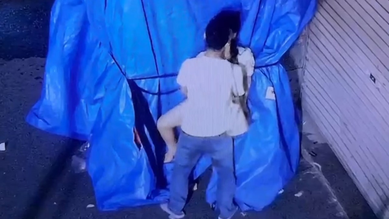 夜晚的小区门口情侣依依不舍 又亲又舔居然直接在门口操逼 保安出门年人才肯拔出来