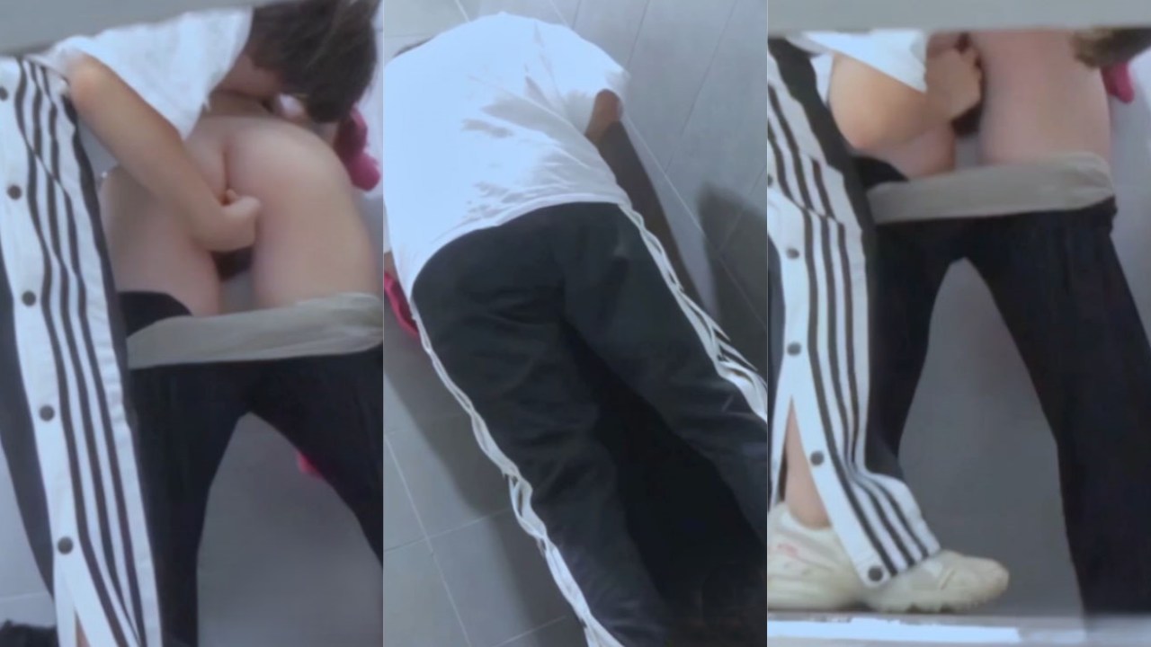 大神女厕偷拍有意外收获 偶遇俩女同妹子在厕所互插 手指抠逼抠爽了之后还玩后入