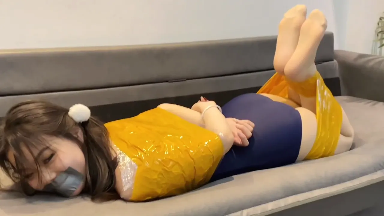 双马尾小萝莉被主人束缚在沙发上进行放置调教