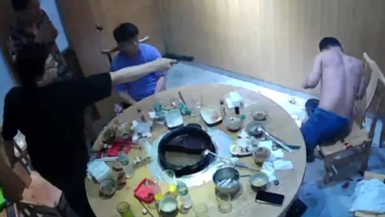 凌晨的菲律宾餐馆 中国男子清空弹夹射杀另一个中国人 受害者血喷如泉涌当场倒地不起