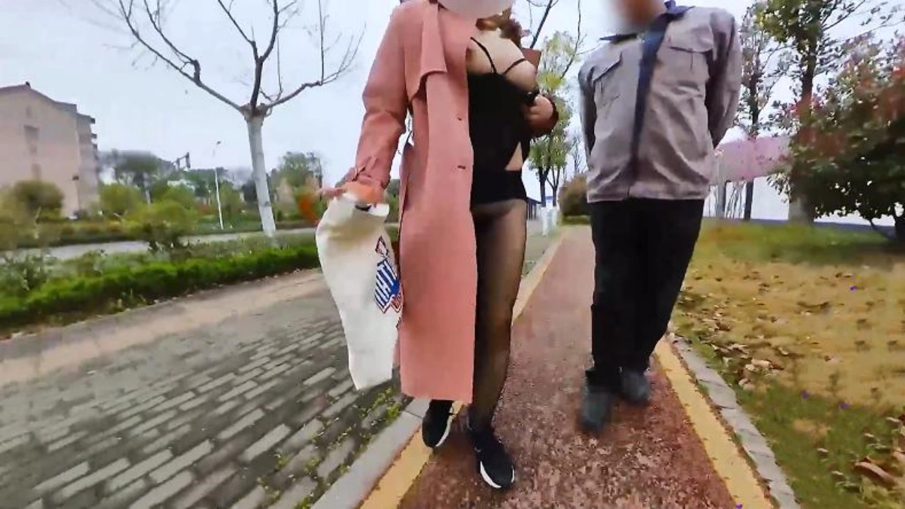 性感小猫咪 穿情趣内衣自摸勾引散步老人 不过失败了