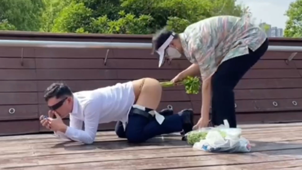 在大街上用蔬菜捅菊花 差点被路过的人发现