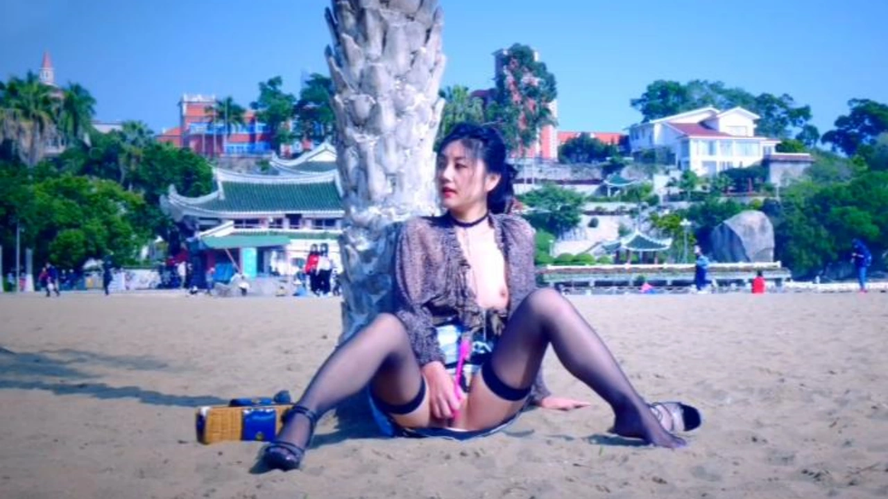 黑丝美女沙滩人群露出自慰 这长相身材都很不错