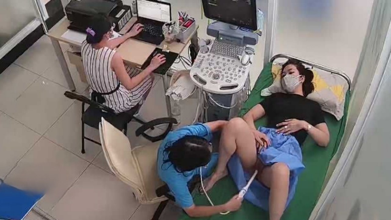 妇科诊所监控视频被入侵流出 偷拍极品美女做阴超 粗长仪器插入阴道妹子疼得直咧嘴