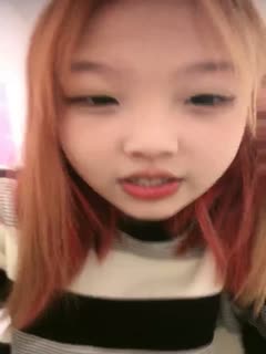 00后高颜值美少女！性格活泼甜美！脱光光扭腰摆臀，贫乳奶子多毛嫩穴，怼在镜头前特写